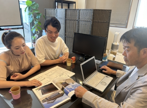 スタジオで打ち合わせの風景