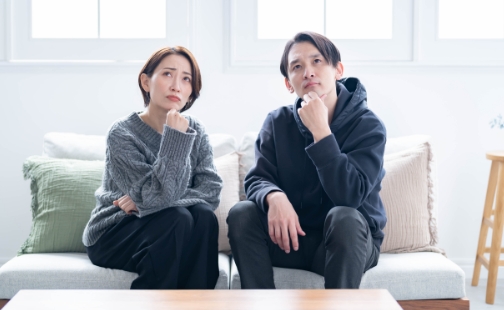 悩む夫婦の画像