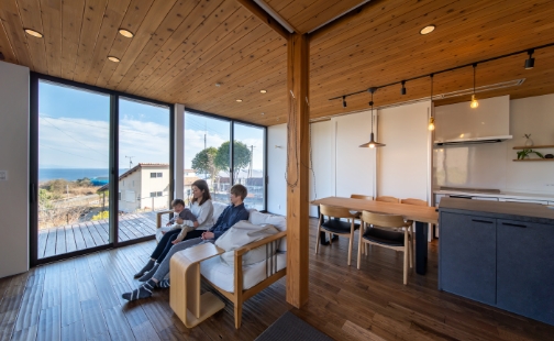 リビングでくつろぐ家族の写真