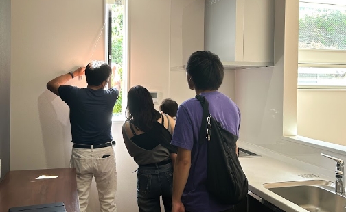 住宅の点検中の風景