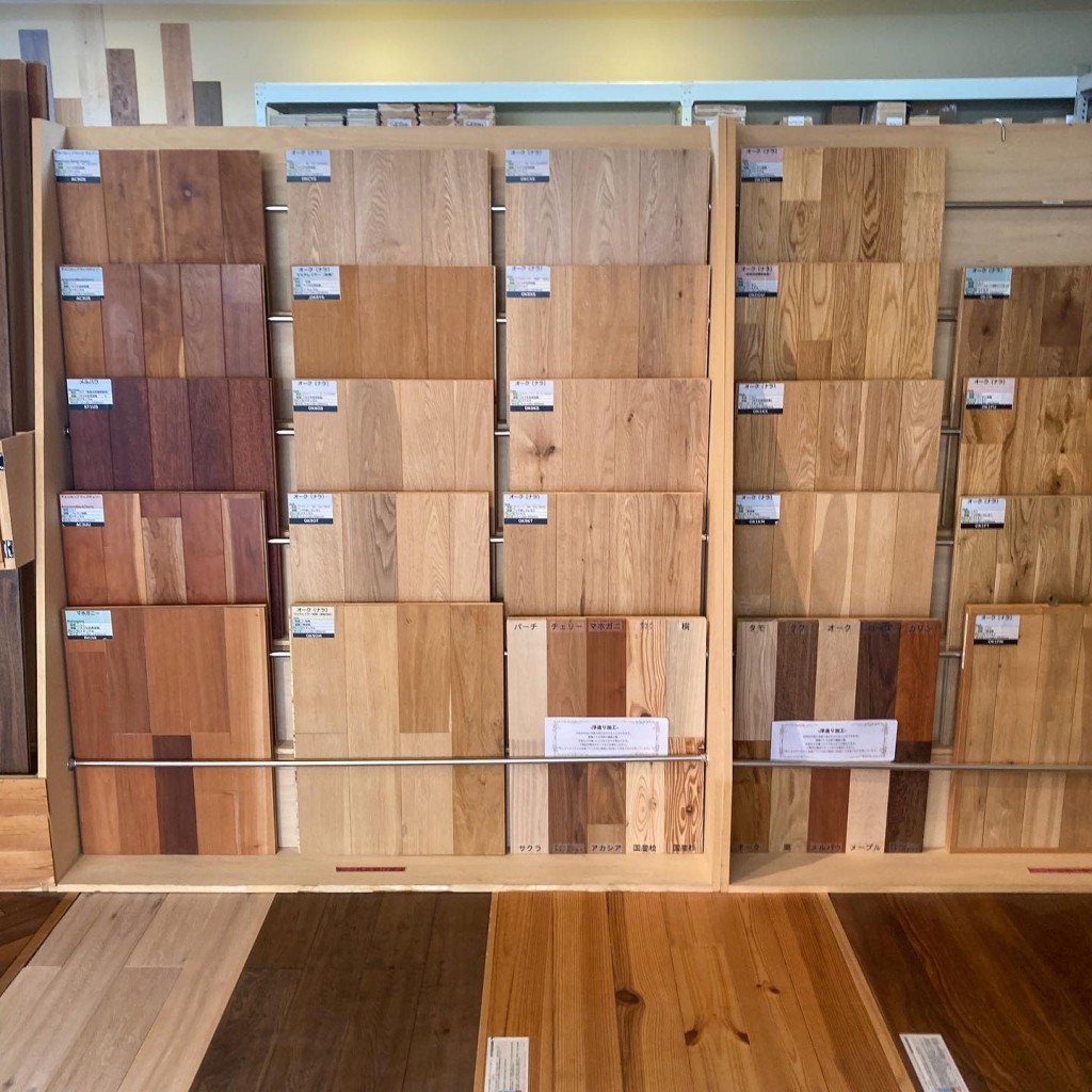 無垢フローリング材のナカムラ・コーポレーションさんのショールームにお伺いしました
